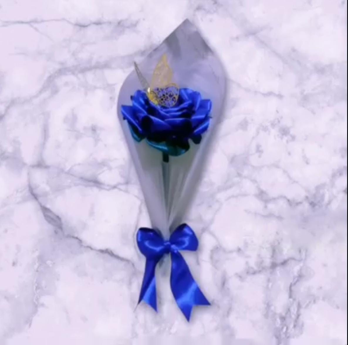 Rosa eterna con mariposa